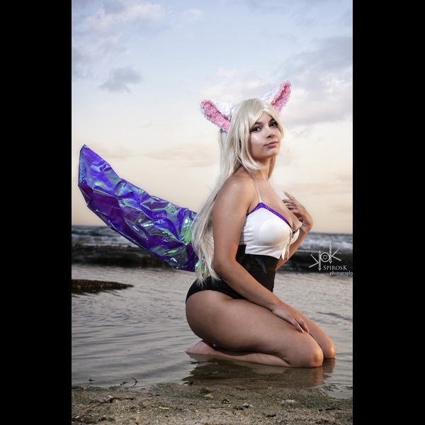 Yvaine Dazzling, Ashen Fire Keeper and Elina B. as 'League of Legends' on the beach